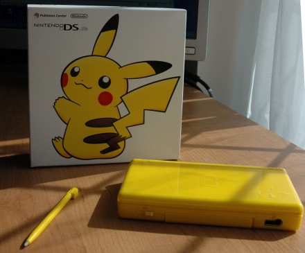Pikachu_DS_with box.JPG (48 KB)